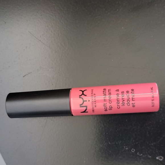 2 NYX SOFT MATTE LIP CREAM - Picture 2 of 7
